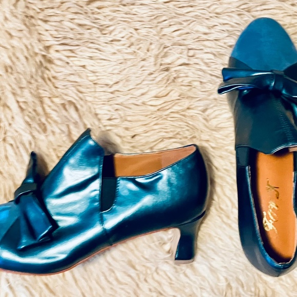 1940s-Style Evergreen Two-Tone Women’s Court Pumps (10) - Picture 3 of 9